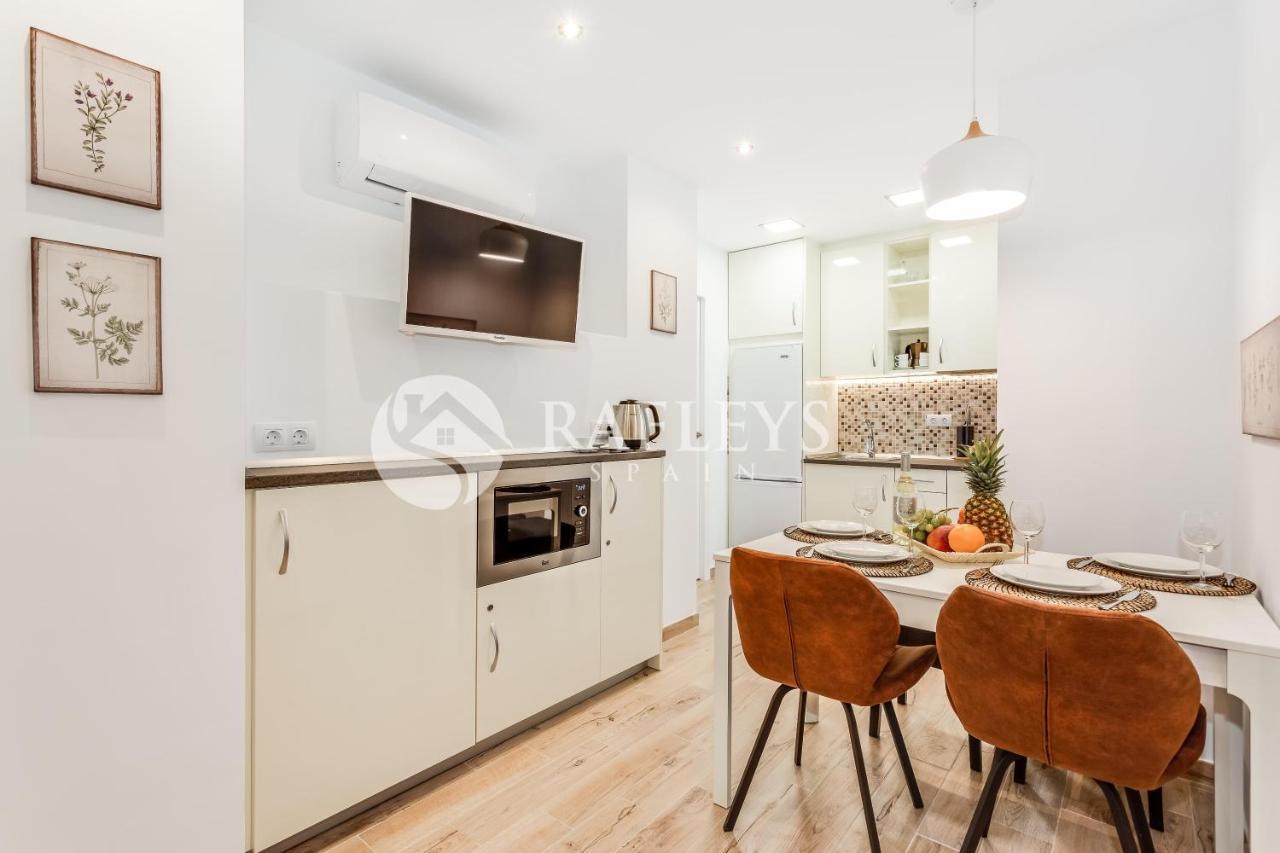Modern 1 BR apartement in very center of Marbella. Buitenkant foto